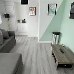 Ryan Air I Bnb - Lfc Apartments